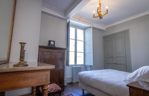 Bourges Appartement | L' Hotel de Panette, entrée Renaissance Cathédrale