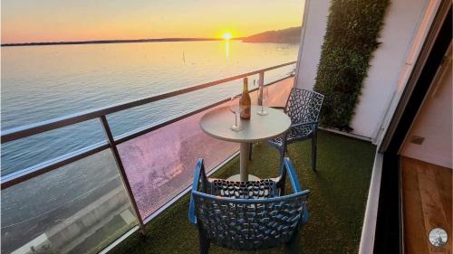 Concarneau Appartement | - L'IROIZH - CONCARNEAU - VUE MER PANORAMIQUE - STUDIO STANDING PLAGE DES SABLES BLANCS - PARKING - DRAPS & SERVIETTES INCLUS - NEAR THALASSOTHERAPY - Wifi -