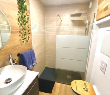 Concarneau Appartement | - L'IROIZH - CONCARNEAU - VUE MER PANORAMIQUE - STUDIO STANDING PLAGE DES SABLES BLANCS - PARKING - DRAPS & SERVIETTES INCLUS - NEAR THALASSOTHERAPY - Wifi -