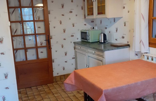 Saint-Martin-Labouval Villa | L'Oustal d'Emilien. Maison de campagne, rivière Lot au fond du jardin