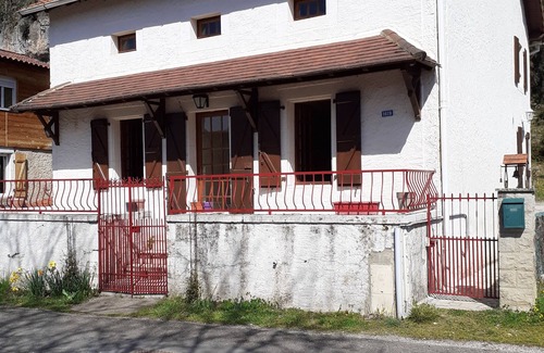 Saint-Martin-Labouval Villa | L'Oustal d'Emilien. Maison de campagne, rivière Lot au fond du jardin