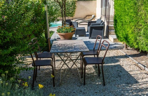 Chateauneuf-de-Gadagne Maison | L'Oustau de Famiho Gite climatisé dans Mas rénové à proximité d'Avignon piscine