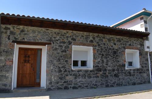 Ramales de la Victoria Appartement | La Antigua Cuadra es un alojamiento de piedra y altos techos de madera con mucho encanto, jardín privado con barbacoa y acceso al río Asón