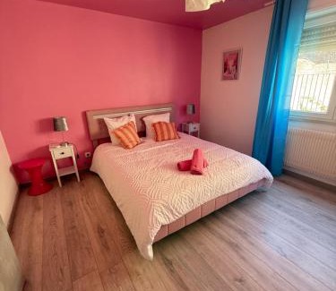 La Celle-sous-Gouzon Appartement | La Barbie Dreamhouse - plein centre - 8 guests