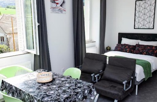Le Petit-Abergement Appartement | LA BATISSE l'arbre gris