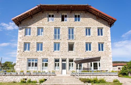 Le Petit-Abergement Appartement | LA BATISSE l'arbre gris