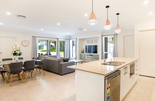 Sanctuary Point Maison | La Belle Vie - 1 Min Walk to Basin Walking Track