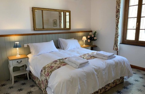 Le Somail Lit Et Petit-Déjeuner | La Bergerie Antoine Lantana King Room - Deluxe South of France Experience