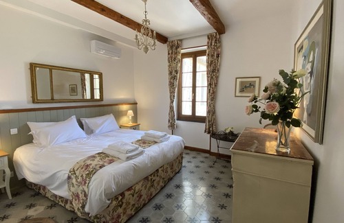 Le Somail Lit Et Petit-Déjeuner | La Bergerie Antoine Lantana King Room - Deluxe South of France Experience