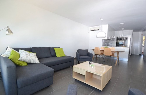 Sitges Appartement | La Bufera - 6 couchages, trois chambres à coucher, 2 salles de bain, balcon, piscine commune.