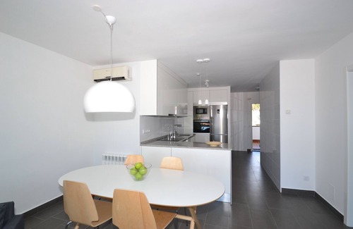 Sitges Appartement | La Bufera - 6 couchages, trois chambres à coucher, 2 salles de bain, balcon, piscine commune.