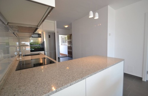 Sitges Appartement | La Bufera - 6 couchages, trois chambres à coucher, 2 salles de bain, balcon, piscine commune.