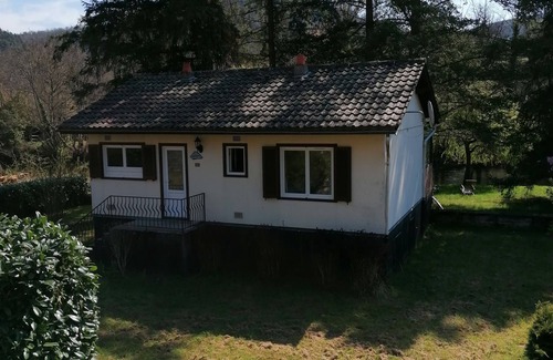 Chateauneuf-les-Bains Cottage | LA CABANE AUX ECREVISSES- LES PIEDS DANS L'EAU