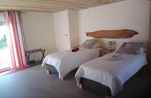Samatan Lit Et Petit-Déjeuner | La Canette de Phil - Chambre d'hôtes, Indépendante - Vue sur piscine