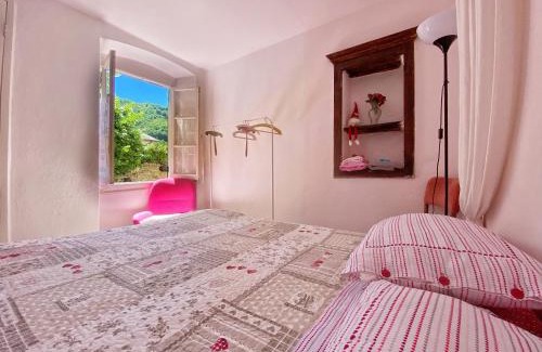 Borzonasca Appartement | La casa con giardino, vicino al ruscello segreto