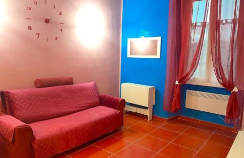 Fiuggi Appartement | LA CASA DI CARTA red