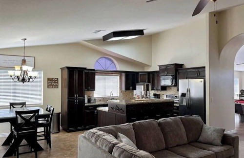 Glendale Maison | La Casa Verde, Pool, Cardinal Stadium, casino, Desert Diamond Arena and more.