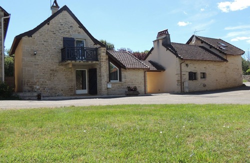 Vailhourles Maison | LA CAVE de PEPE et sa piscine