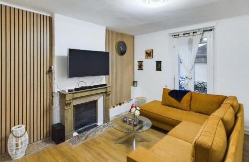 Romilly-sur-Seine Maison | La Champenoise - Private Garden with Covered Patio