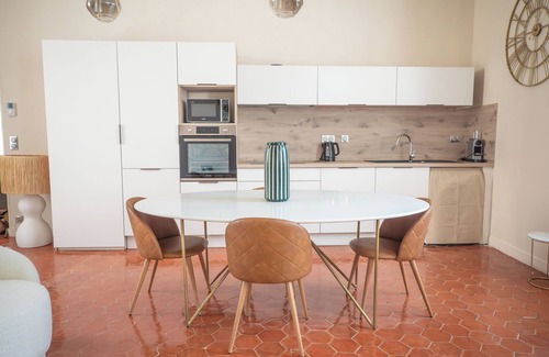 Pezenas Appartement | La Chapelle, Gîte 5* de 2 à 4 personnes, insolite avec piscine et sauna, Pézenas