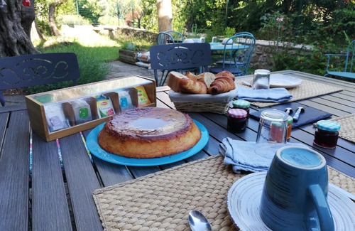 Claret Lit Et Petit-Déjeuner | La Chrysalide