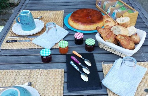 Claret Lit Et Petit-Déjeuner | La Chrysalide