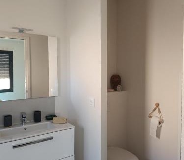 Taillades Appartement | La Cigale sous l'Olivier - Chambre , SdB et Salon Privé - Piscine