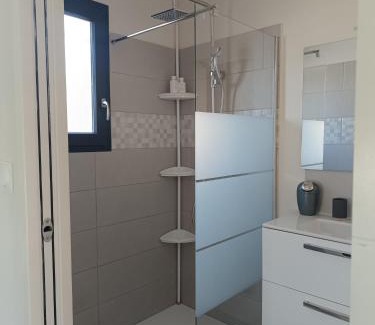 Taillades Appartement | La Cigale sous l'Olivier - Chambre , SdB et Salon Privé - Piscine