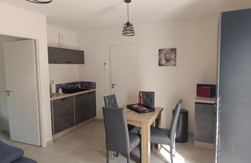 Taillades Appartement | La Cigale sous l'Olivier - Chambre , SdB et Salon Privé - Piscine