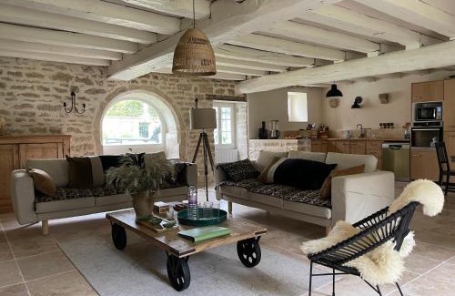 Quincerot Villa | La Closerie de Gigny Maison Templiere avec Piscine,jacuzzi