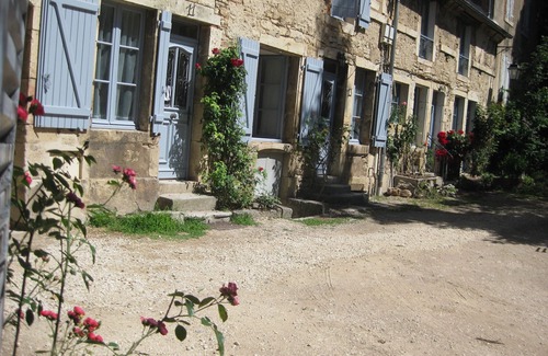 Flavigny-sur-Ozerain Maison | La Cour - nouveau gîte lumineux et super équipé.