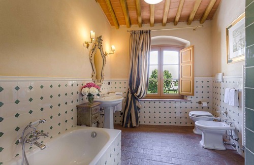 Badia Cantignano Maison | La Dimora dell'Inventore Luxury B&B