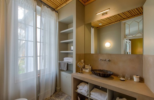 Avignon City Centre Lit Et Petit-Déjeuner | La Divine Comédie - Suites Deluxe