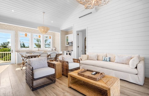 William's Town Maison | La Dolce Vita Cottage, - cozy cottage with pool - directly on Tropic of Cancer Beach!