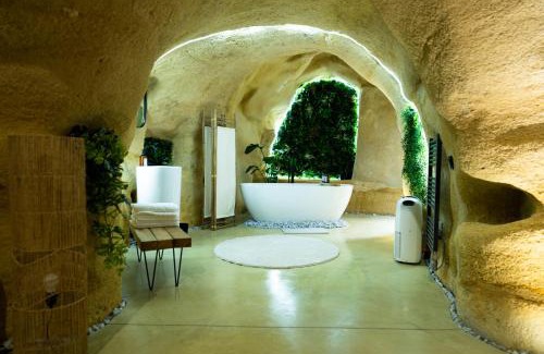 Doue-la-Fontaine Appartement | La falaise perdue : Suite troglodyte grandiose