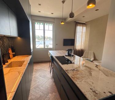 Nice Appartement | La Fenêtre sur Mer - Superbe Vue Sur Le Port