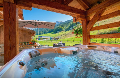 La Clusaz Chalet De Ski | La Ferme à Juju - séjour skis aux pieds pour 8 avec vue - OVO Network