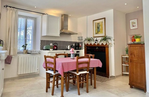Augy Maison | LA FERME DE LUCIE Maison avec deux chambres, jardin et cour privés.