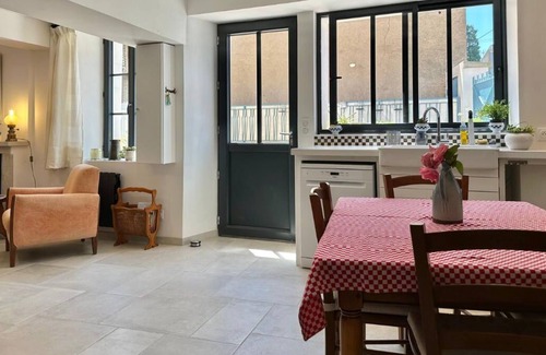 Augy Maison | LA FERME DE LUCIE Maison avec deux chambres, jardin et cour privés.