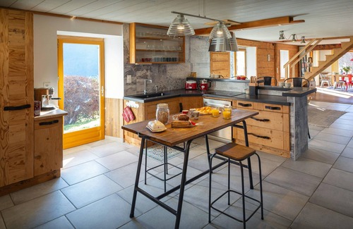 Mieussy Chalet De Ski | La Ferme des Artistes - charmante ferme alpine 8p panorama - OVO Network