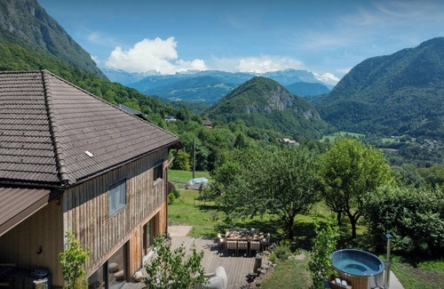 Mieussy Chalet De Ski | La Ferme des Artistes - charmante ferme alpine 8p panorama - OVO Network