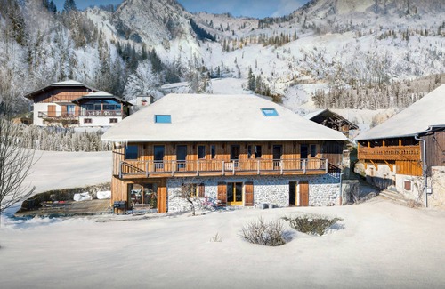 Mieussy Chalet De Ski | La Ferme des Artistes - charmante ferme alpine 8p panorama - OVO Network