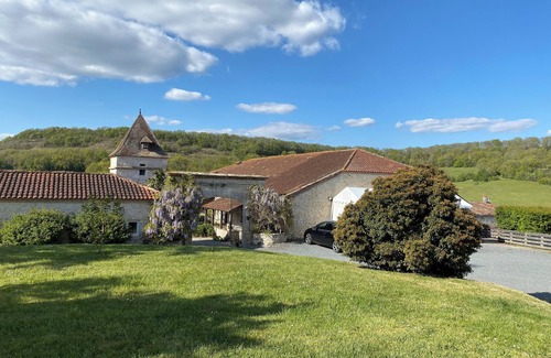 Sainte-Colombe-de-Villeneuve Cottage | La Ferme Gîte à la Campagne Avec Piscine Privative. Idéal Pour Grande Famille