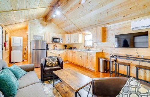 La Grange Maison | La Grange Cabin on a Racehorse Farm with Pond Views!