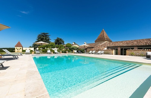 Salles Maison | La Grenoulliere open plan family Gite near pool and gardens