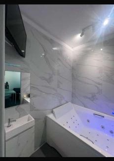 Jemeppe-sur-Meuse Appartement | La home White Jacuzzi