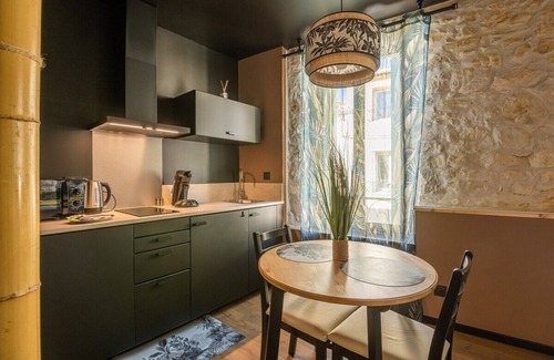 Maraussan Appartement | La Jungle Room ~ Romantique ~ Balnéo