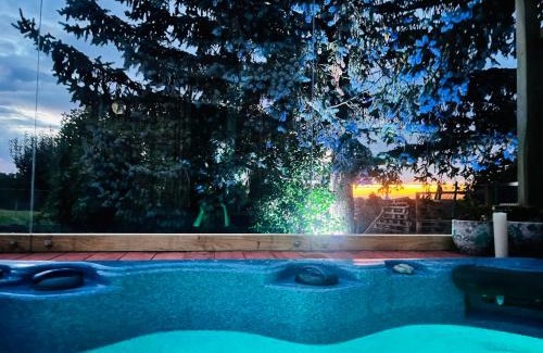 Blandin Lit Et Petit-Déjeuner | La k abane jacuzzi extérieur chauffée piscine de saison totalement privatisé