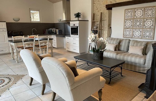 Salles Maison | La Lavandiere open plan family Gite