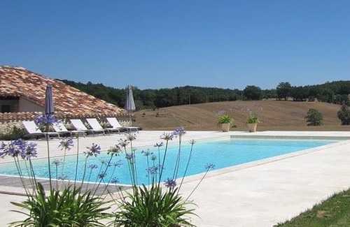 Salles Maison | La Lavandiere open plan family Gite